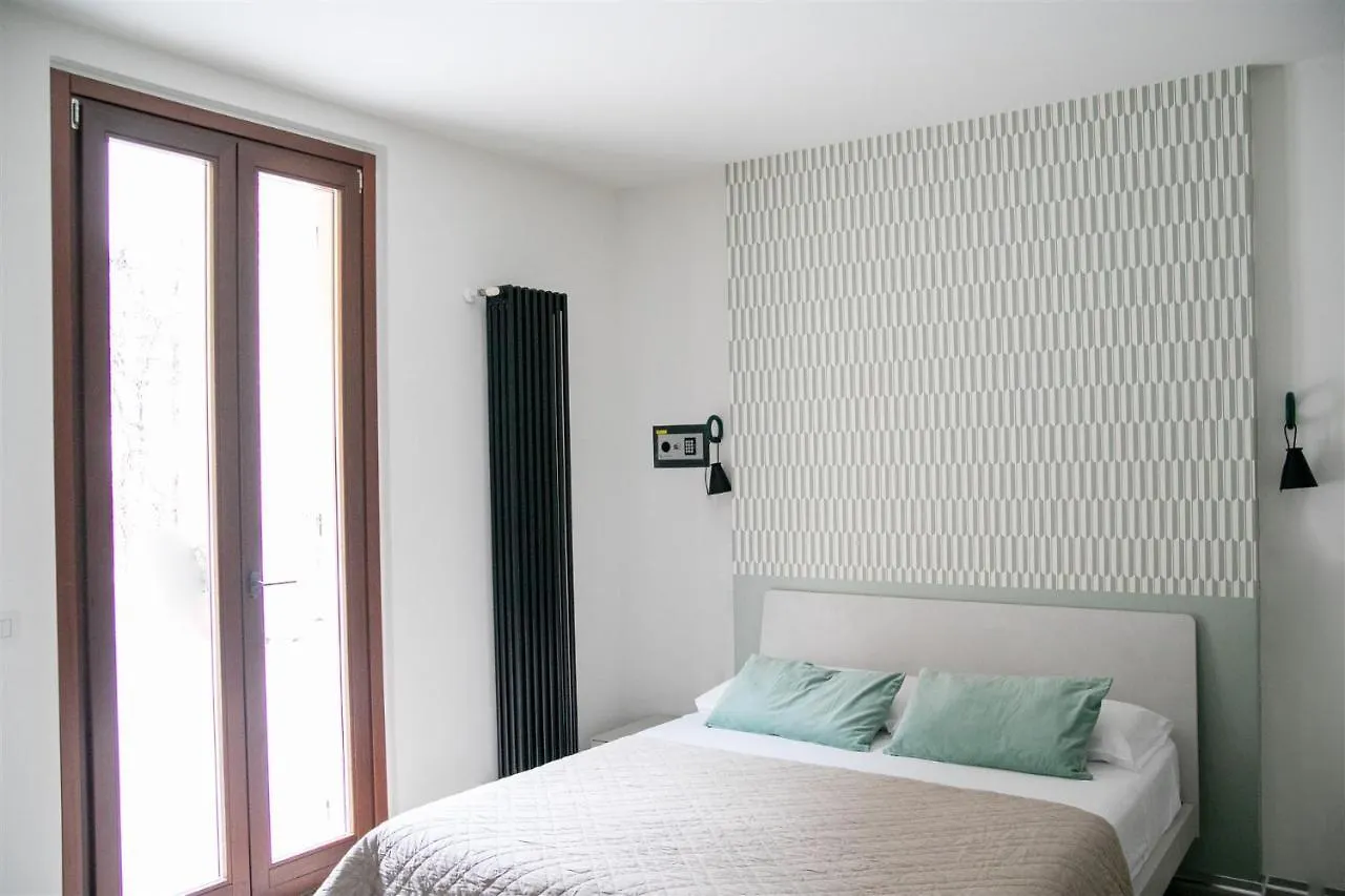 Iseolakerental - Surre Resort Sarnico 0*,  İtalya
